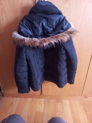 Abrigo negro con capucha y pelo