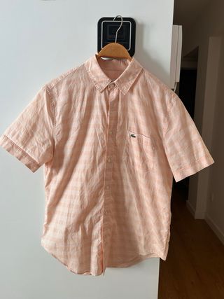 Camisa Lacoste color salmón