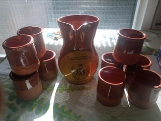 Jarra y 15 vasos de barro