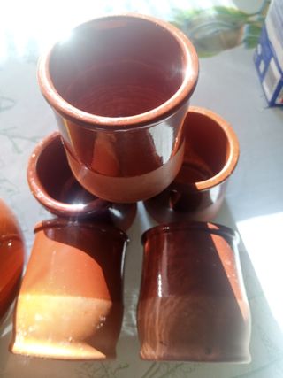 Jarra y 15 vasos de barro