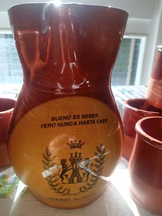 Jarra y 15 vasos de barro