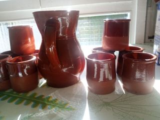 Jarra y 15 vasos de barro