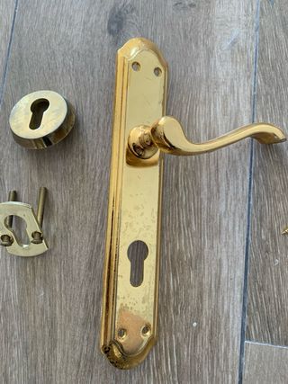 Tirador, escudo  y tornillería para cerradura.