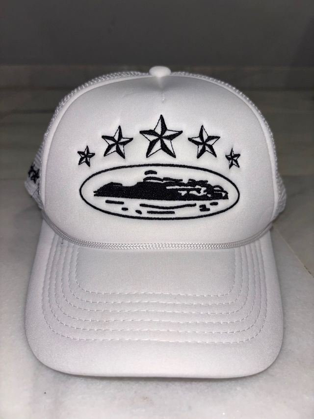 Gorra Corteiz Blanca Estrellas y Barco
