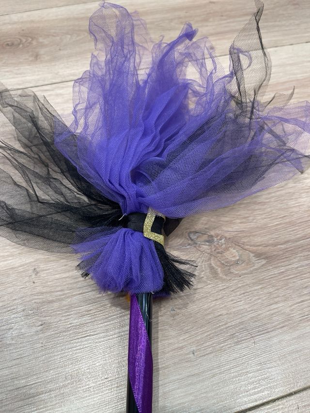 Escoba de Bruja Morada y Negra