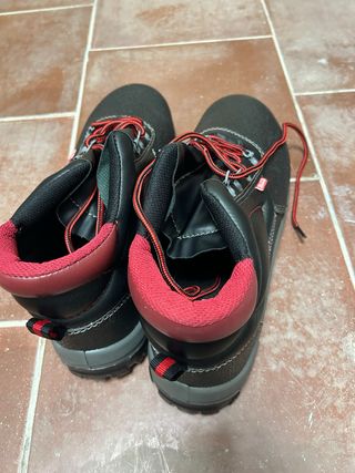 Botas de seguridad Bellota negras y rojas