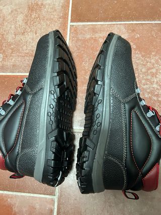 Botas de seguridad Bellota negras y rojas