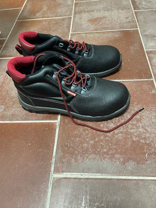 Botas de seguridad Bellota negras y rojas