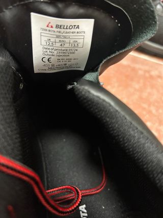 Botas de seguridad Bellota negras y rojas