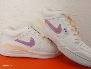 Zapatillas Nike Air Jordan Moradas y Blancas