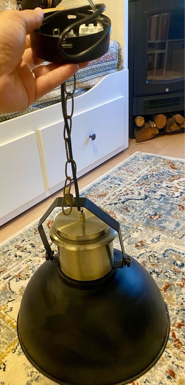 Bellissime lampade da soffitto nere e dorate