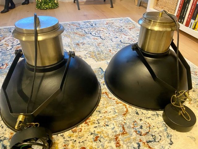 Bellissime lampade da soffitto nere e dorate