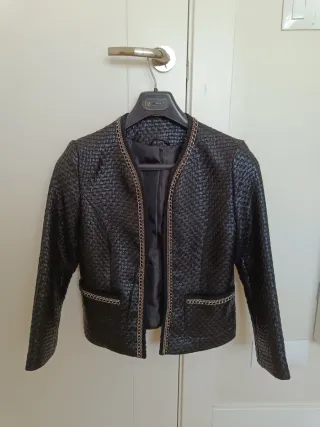Blazer negro talla S con cadena