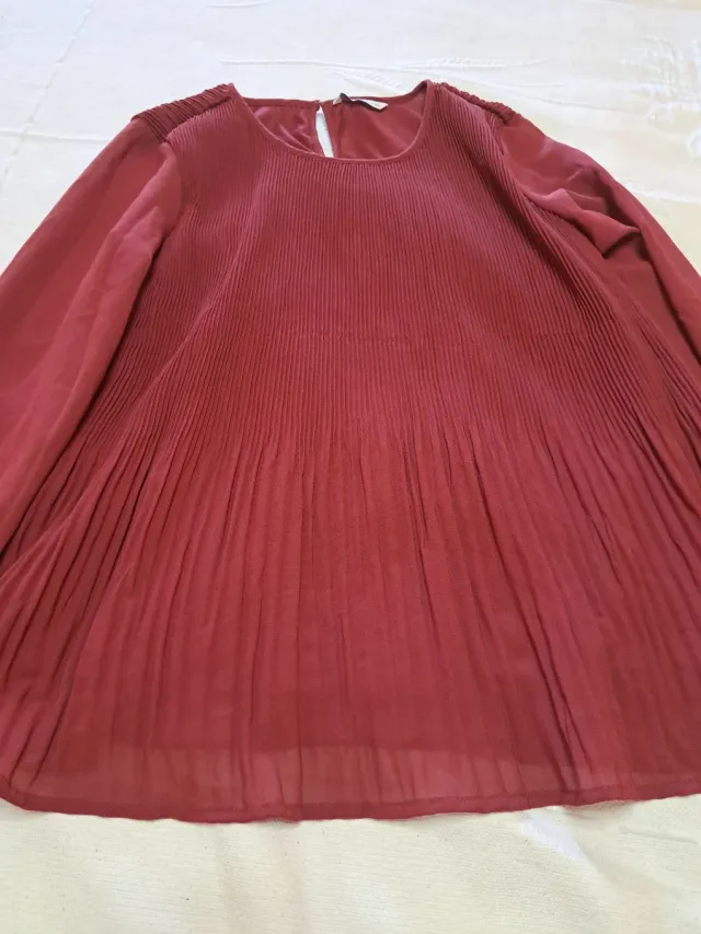 Camiseta ancha mujer color burdeos.