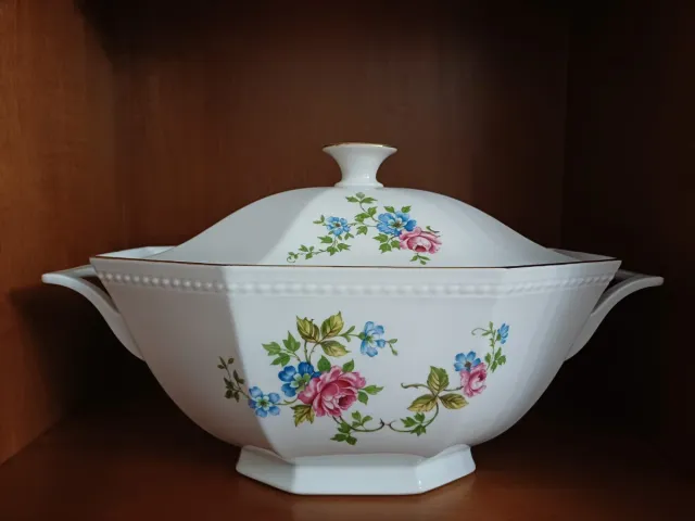 Zuppiera in porcellana con decoro floreale