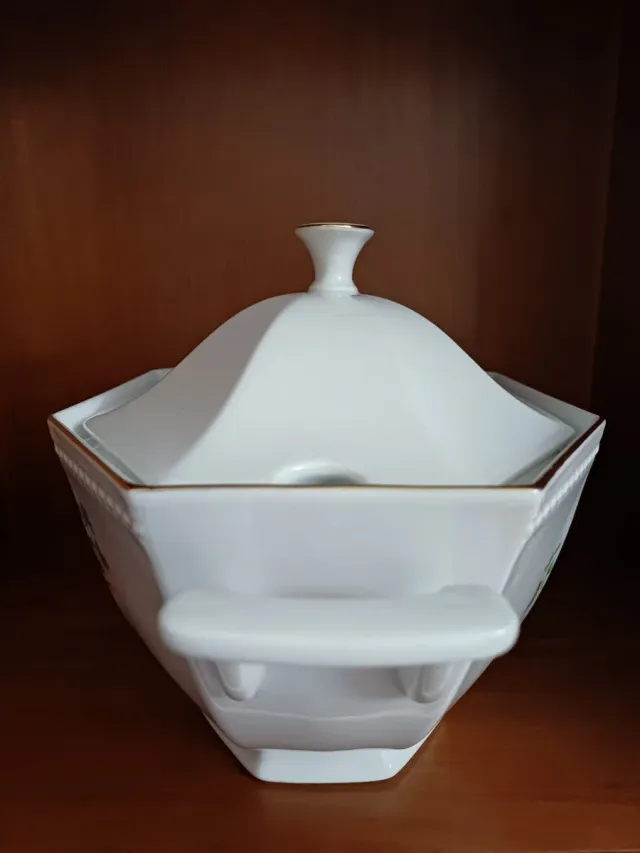 Zuppiera in porcellana con decoro floreale