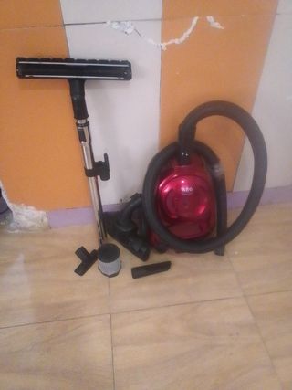 Aspiradora Roja AEG