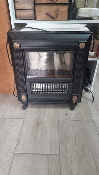 Caminetto elettrico nero con dettagli oro