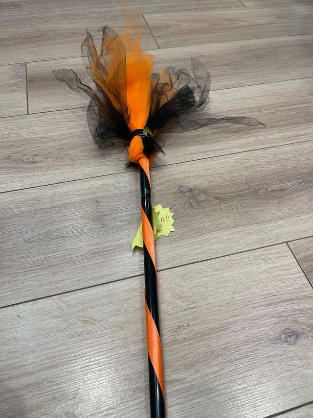 Escoba de bruja Halloween