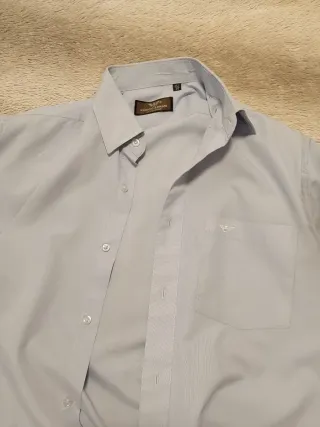 Camisa Giorgio Armani.