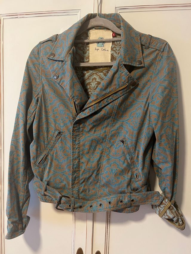 Chaqueta Laga estilo motero estampado.