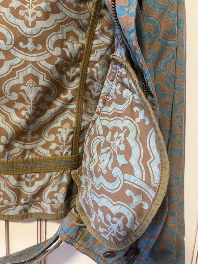 Chaqueta Laga estilo motero estampado.