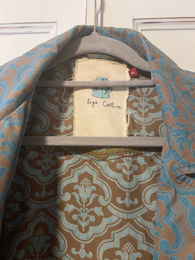 Chaqueta Laga estilo motero estampado.