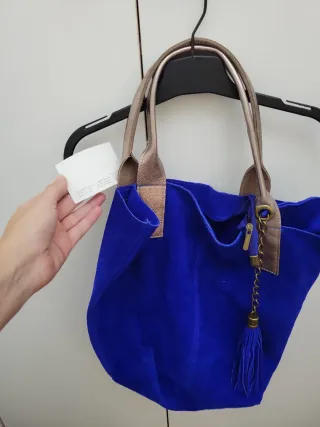 Bolso azul y plateado