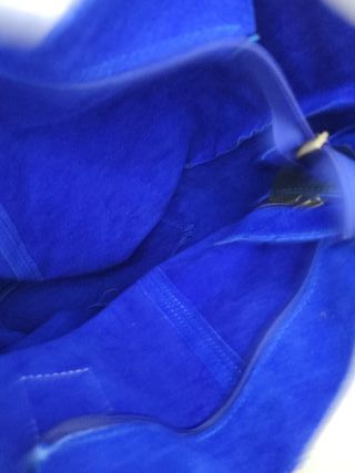 Bolso azul y plateado