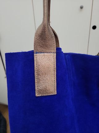 Bolso azul y plateado