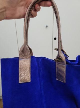 Bolso azul y plateado