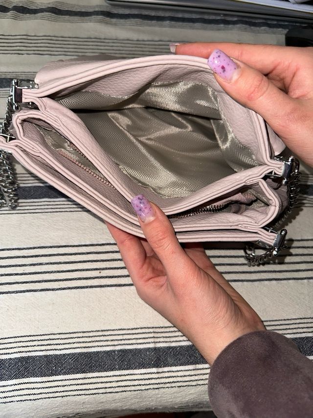 Bolso de mano rosa y plateado