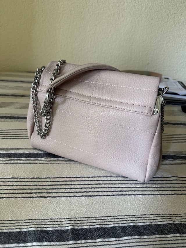 Bolso de mano rosa y plateado