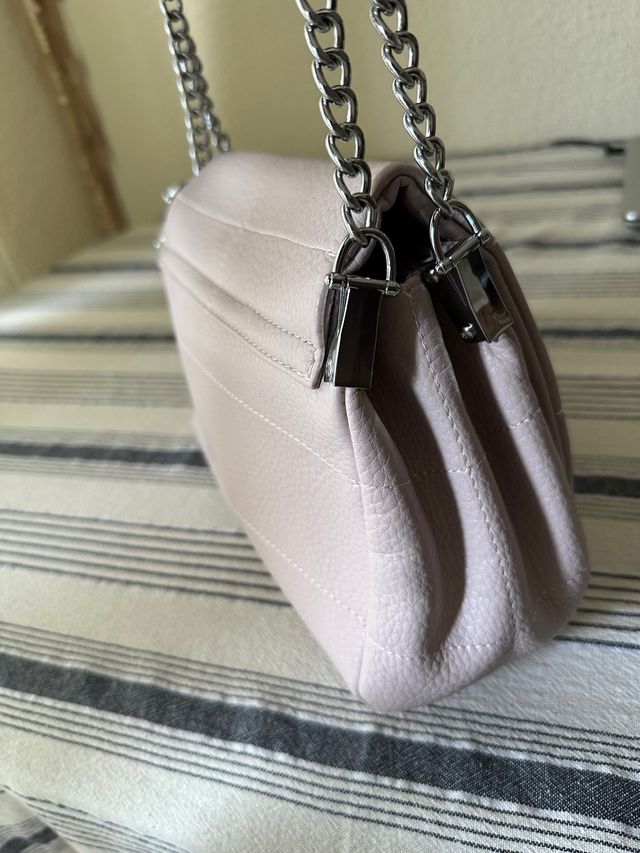 Bolso de mano rosa y plateado