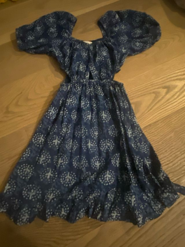 Vestido azul estampado con cut-outs