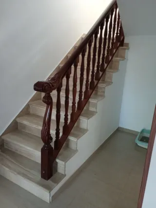 Barandilla de madera artesanal de dos piezas