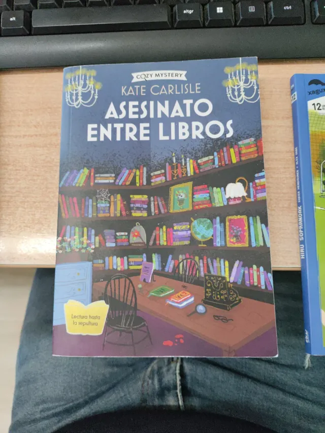 Se vende libro Asesinato entre libros