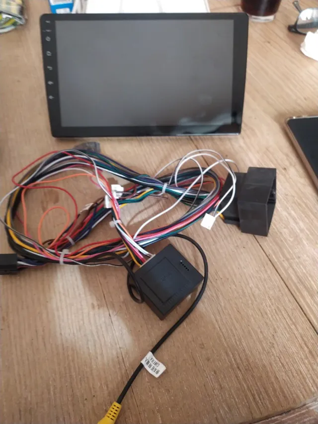 Pantalla pará Skoda y Peugeot grupo vang