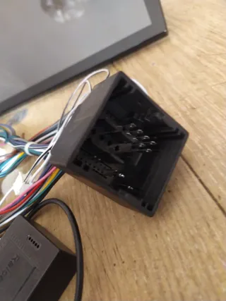 Pantalla pará Skoda y Peugeot grupo vang