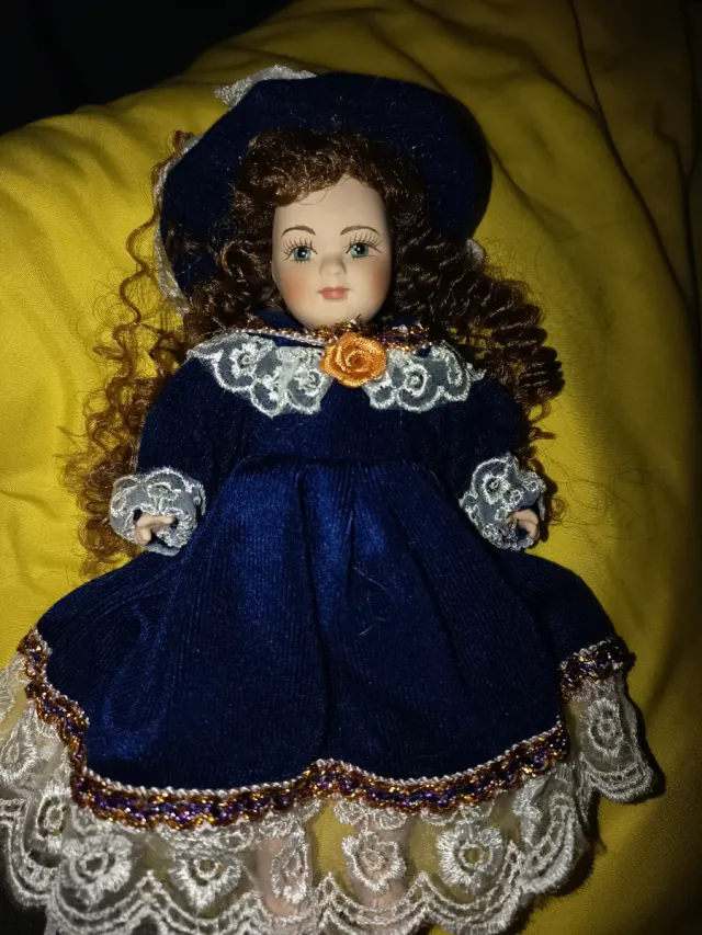 Bambola in ceramica con vestito blu