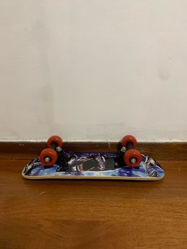 Patinete pequeño con ruedas rojas