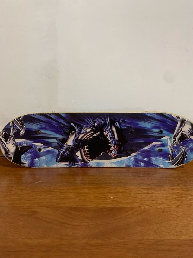 Patinete pequeño con ruedas rojas