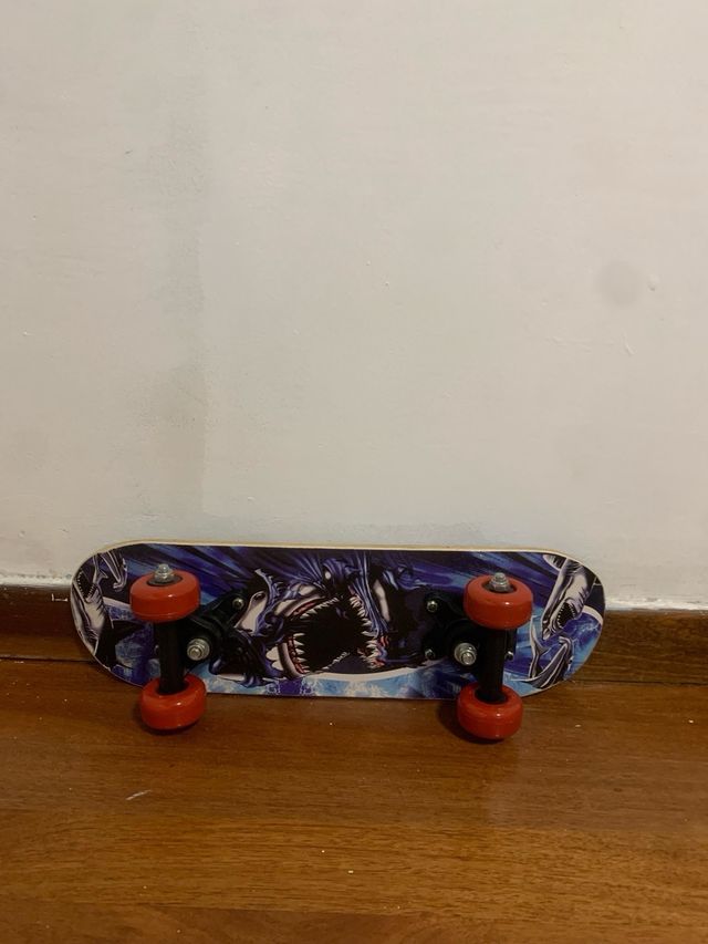 Patinete pequeño con ruedas rojas