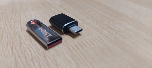 Lote Pendrive Sony 2TB + Adaptador USB-C