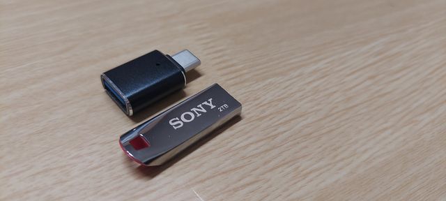 Lote Pendrive Sony 2TB + Adaptador USB-C