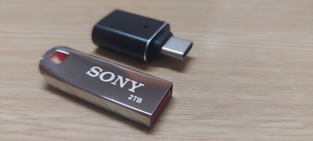 Lote Pendrive Sony 2TB + Adaptador USB-C
