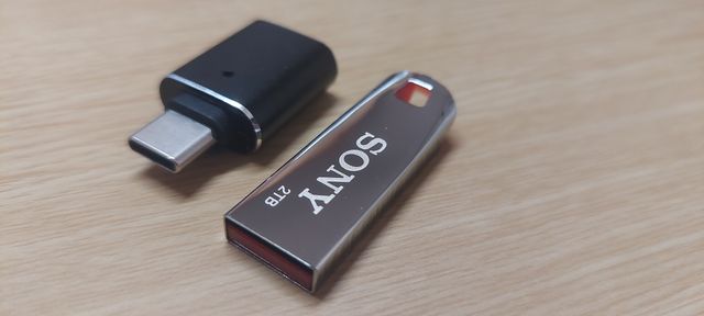 Lote Pendrive Sony 2TB + Adaptador USB-C