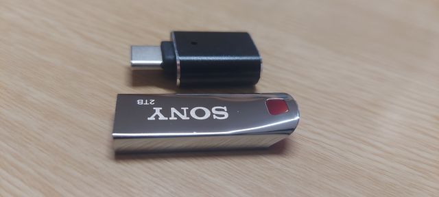 Lote Pendrive Sony 2TB + Adaptador USB-C