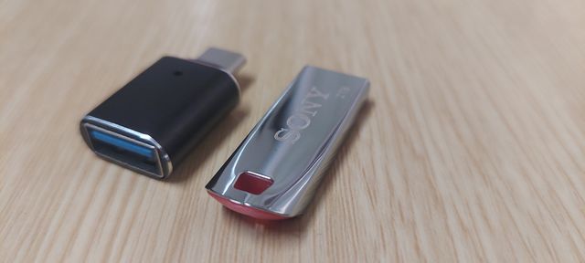 Lote Pendrive Sony 2TB + Adaptador USB-C