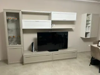 Parete attrezzata soggiorno beige e bianco
